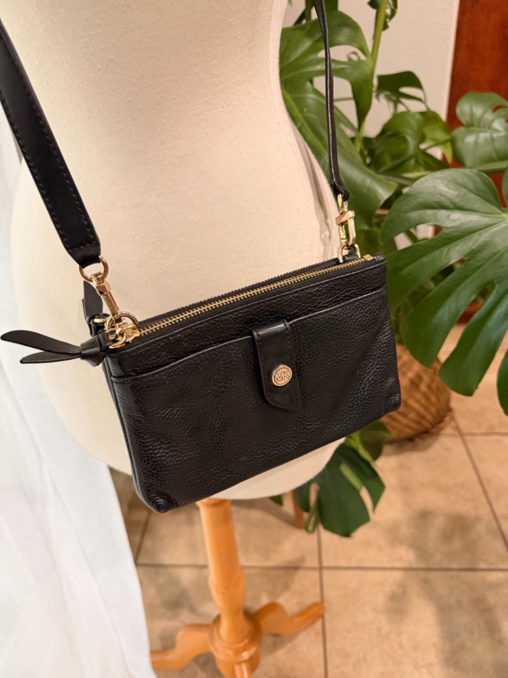 Michael Kors Black Leather Crossbody Phone Wallet - Picture 2 of 10